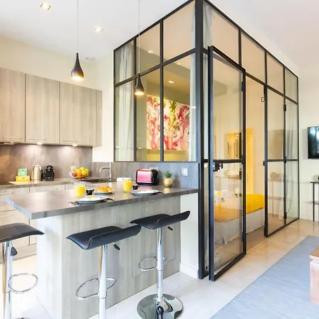 Gray D'albion Yourhosthelper *