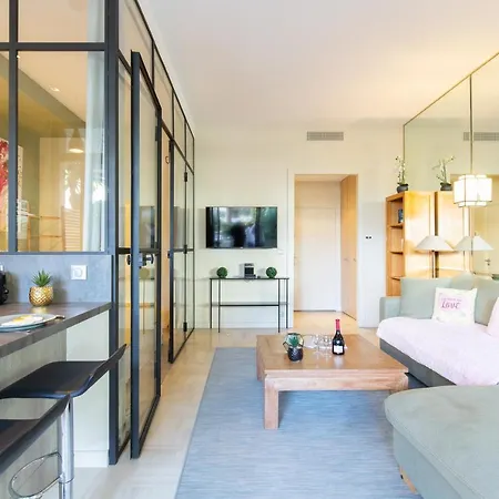 Gray D'albion Yourhosthelper *