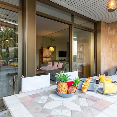 Daire Gray D'albion Yourhosthelper