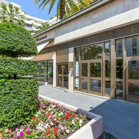 Gray D'albion Yourhosthelper * Cannes