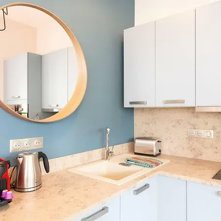 Gray D'albion Yourhosthelper * Cannes